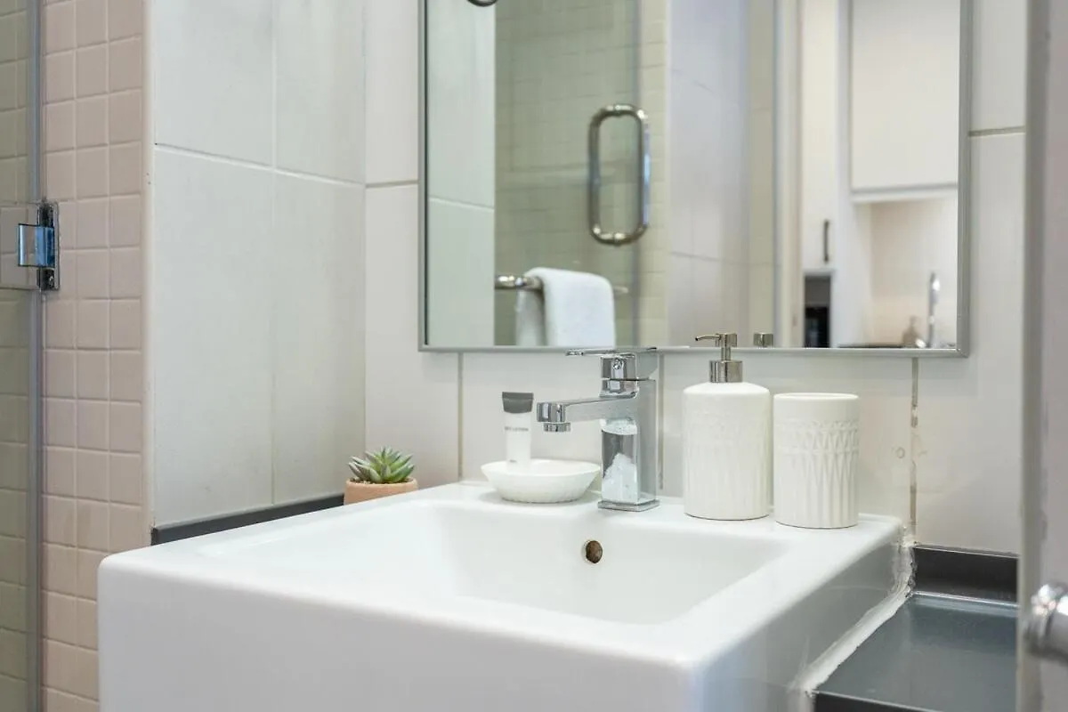 Sleek Studio Apartment At Palm Jumeirah With Ocean Vibes Dubai