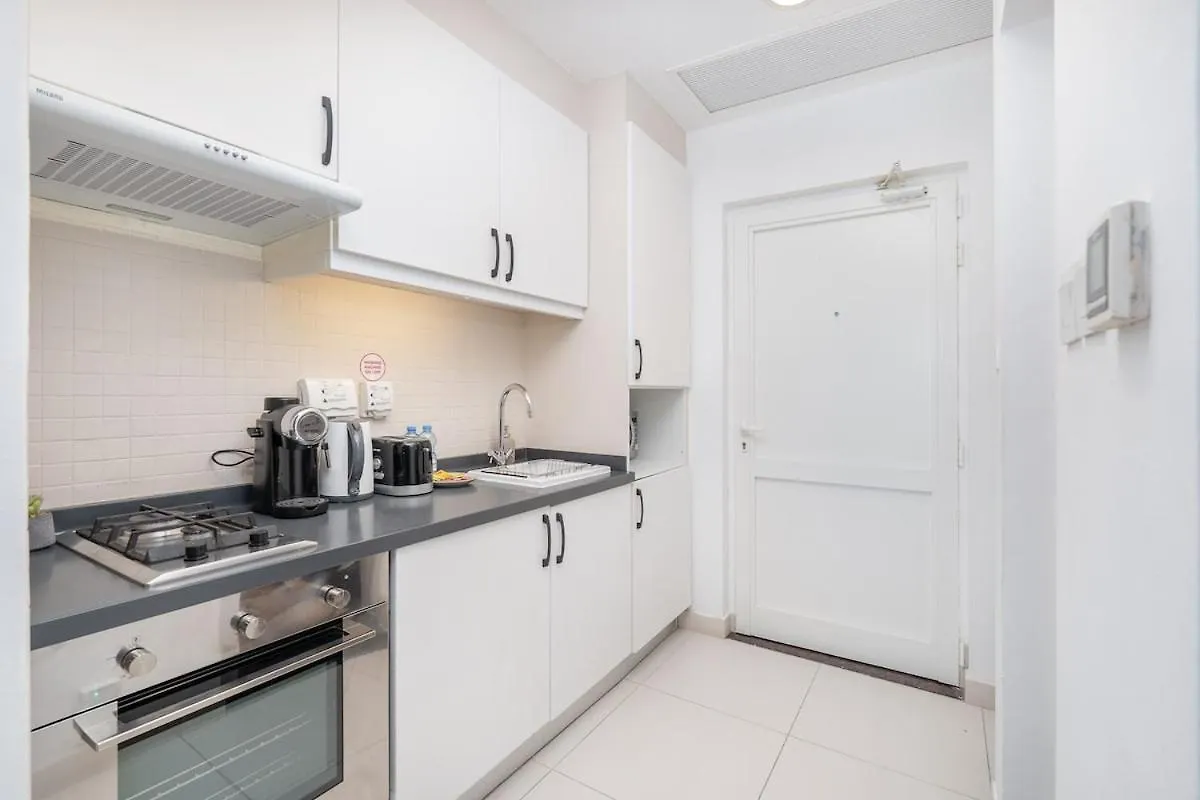 Sleek Studio Apartment At Palm Jumeirah With Ocean Vibes Dubai