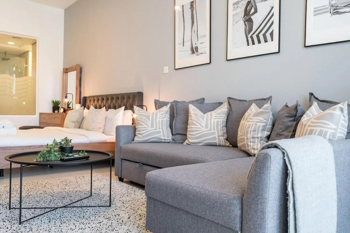 Sleek Studio Apartment At Palm Jumeirah With Ocean Vibes Dubai