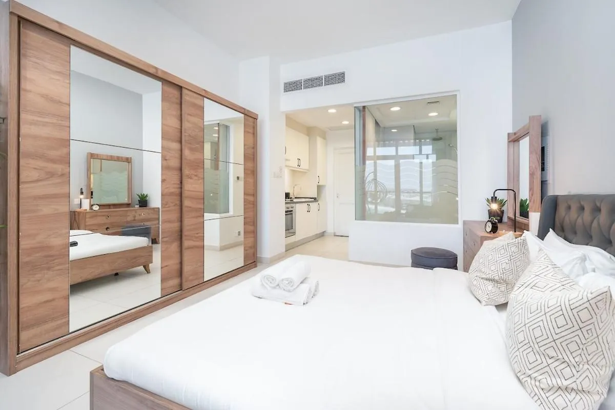Sleek Studio Apartment At Palm Jumeirah With Ocean Vibes Dubai